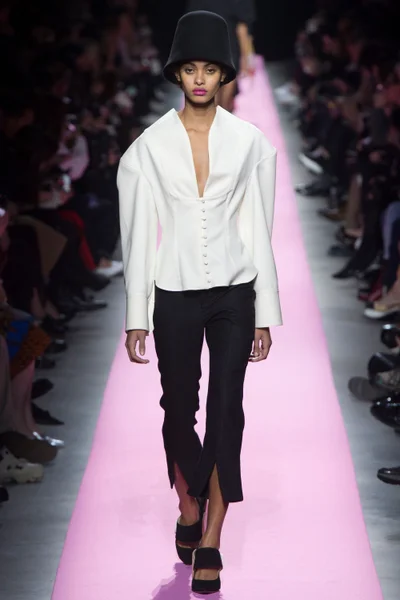 Look 16